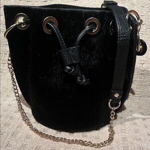 Sophisticated Black Crossbody Bucket Bag
